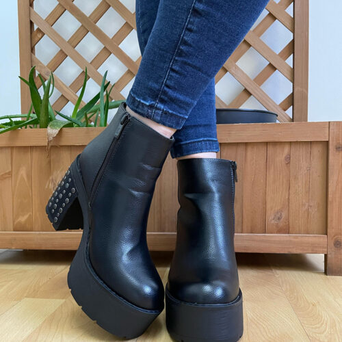 Botín negro tachas eco cuero